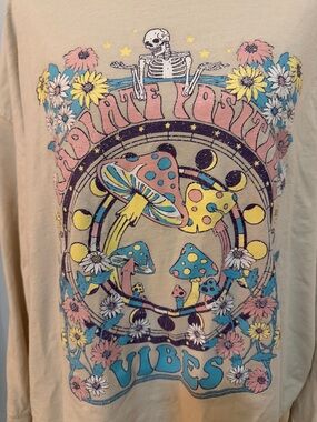 Long sleeve Positive Vibes shirt 🍄 🌺 🌖